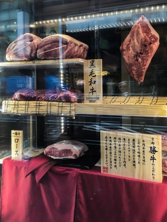 店頭のショーケースには自慢の厳選部位たちが並ぶ。