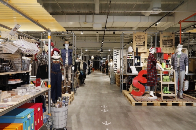 オフプライスストア 「アンドブリッジ」西大宮店　全景。　開放感のある店内に、国内外の人気ブランドのバイイング商品が並ぶ