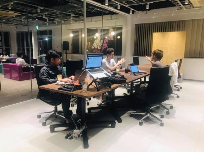 コワーキングスペース活用の様子。筑波大学発スタートアップAmbii合同会社（つくば市Society 5.0社会実装トライアル支援事業スタートアップ賞受賞企業）