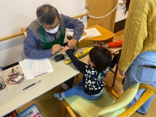 おもちゃ病院での治療の様子