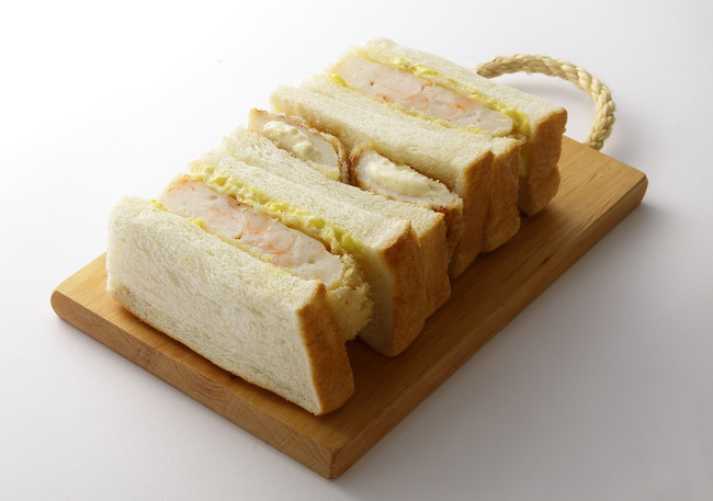 ＜カネセ高橋かまぼこ店＞厚作りエビカツとほたて十万石フライのサンドイッチ　972円　※各日30パック限り