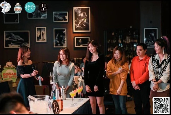 利き酒ゲームに参加する中国人参加者