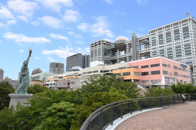 アクアシティお台場は、お台場海浜公園に隣接し、レインボーブリッジ越しに都心を臨む絶好のロケーションにある大型複合ショッピングセンターです。
