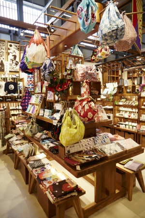 風呂敷や和柄のハンカチなどが色とりどりに並ぶ店内