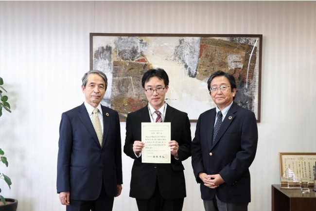 左から槇野博史学長、赤木剛士研究教授、那須保友理事・副学長　※撮影時のみマスクを外しました